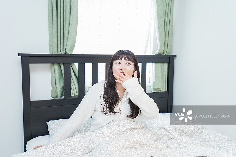 年轻女性在早晨醒来图片素材