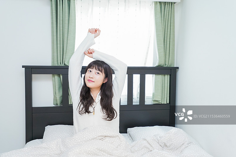 年轻女性在早晨醒来图片素材