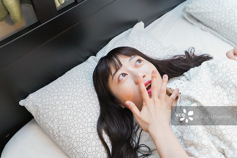 年轻女性在早晨醒来图片素材