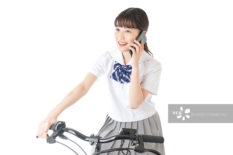 年轻学生骑自行车时使用智能手机图片素材