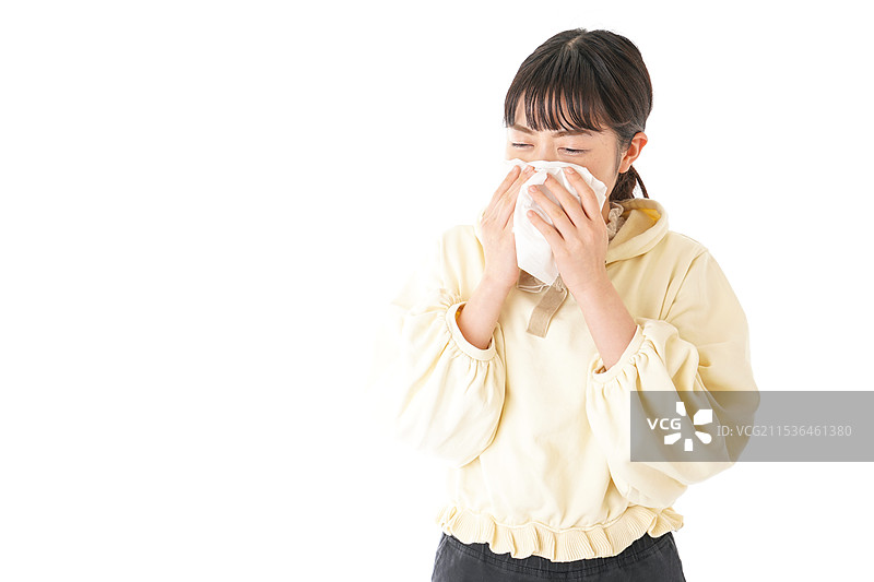 年轻女性正在遭受花粉症/过敏的困扰图片素材