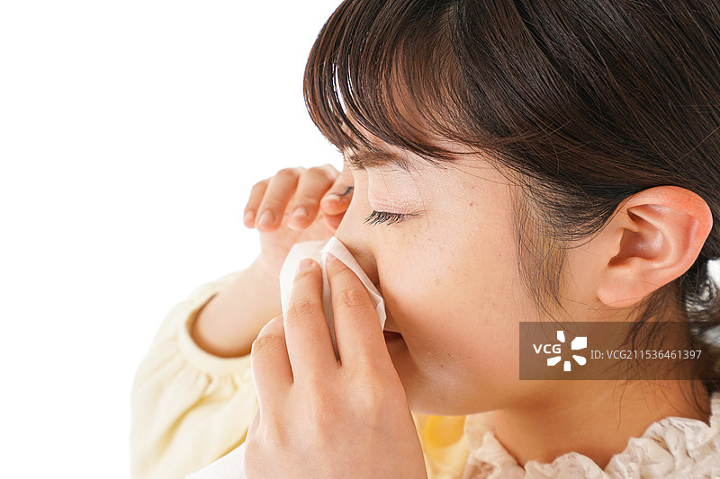 年轻女性正在遭受花粉症/过敏的困扰图片素材