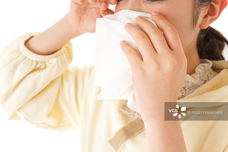 年轻女性正在遭受花粉症/过敏的困扰图片素材