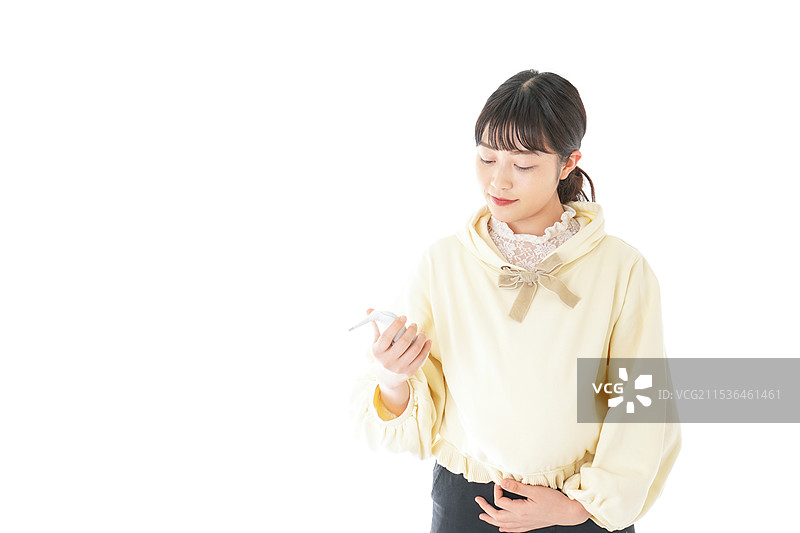 年轻孕妇正在测量体温图片素材