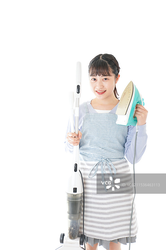 年轻的家庭主妇在做家务图片素材