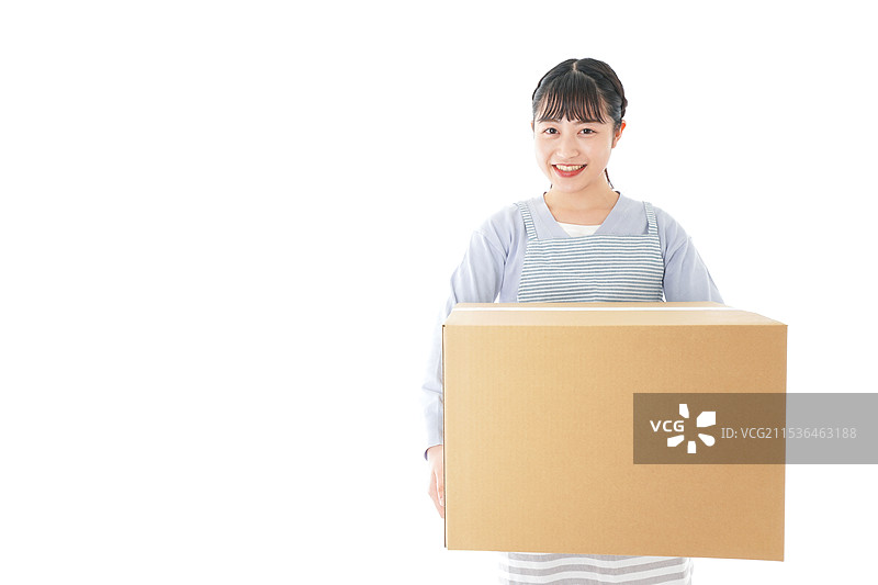 年轻的家庭主妇在收快递图片素材