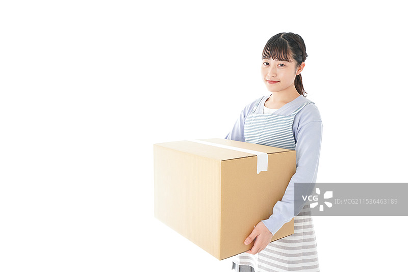 年轻的家庭主妇接收快递图片素材
