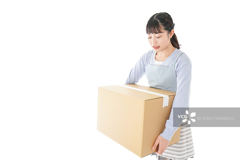 年轻的家庭主妇在收快递图片素材