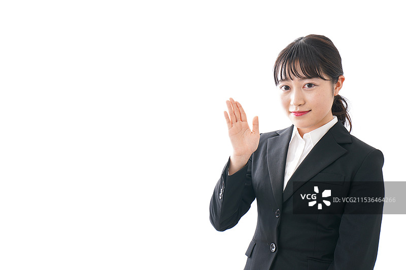 穿着西装的年轻女性指着前方图片素材