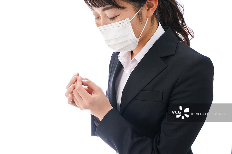 年轻女性因花粉症、感冒和流感而戴着口罩图片素材