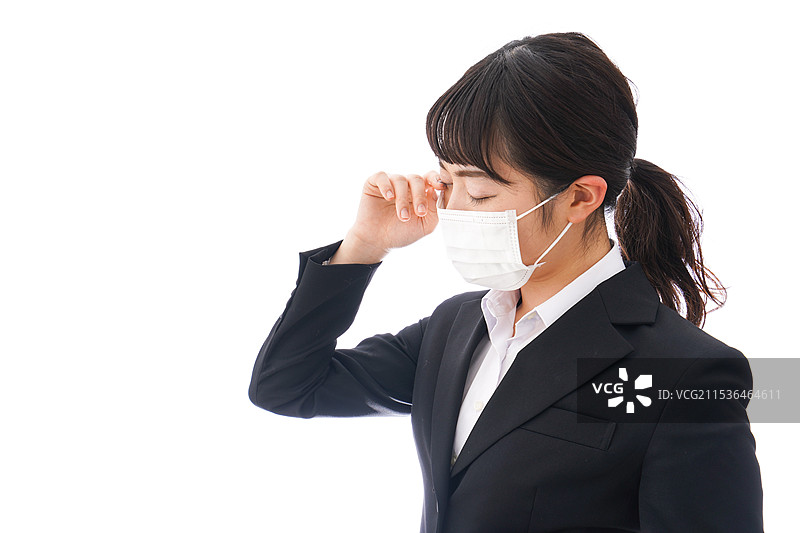 年轻女性因花粉症、感冒和流感而戴着口罩图片素材