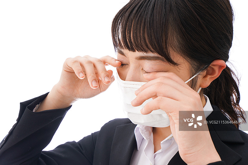 年轻女性因花粉症、感冒和流感而戴着口罩图片素材