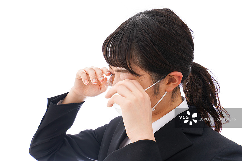 年轻女性因花粉症、感冒和流感而戴着口罩图片素材