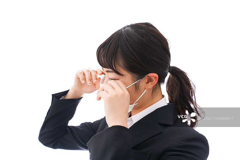 年轻女性因花粉症、感冒和流感而戴着口罩图片素材