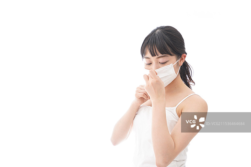 年轻女性因花粉症、感冒和流感而戴着口罩图片素材
