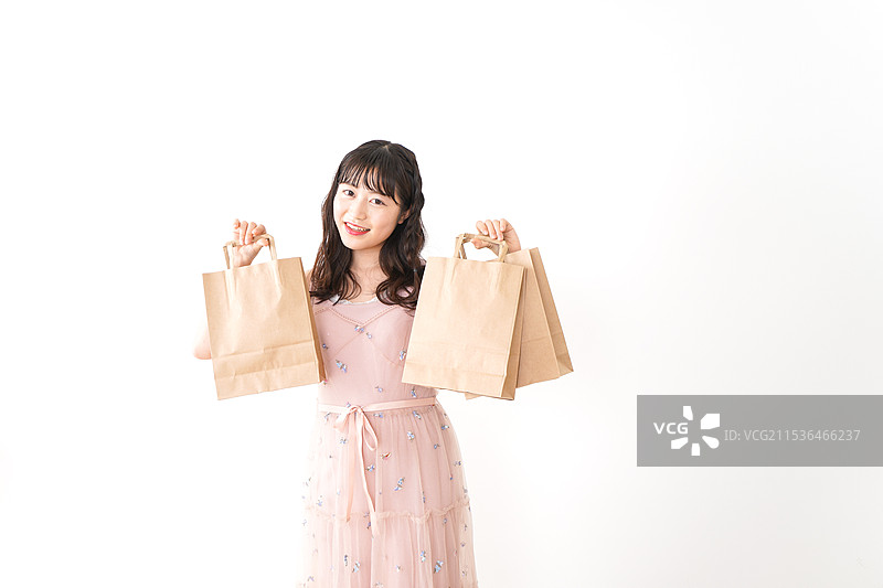 年轻女性在购物图片素材