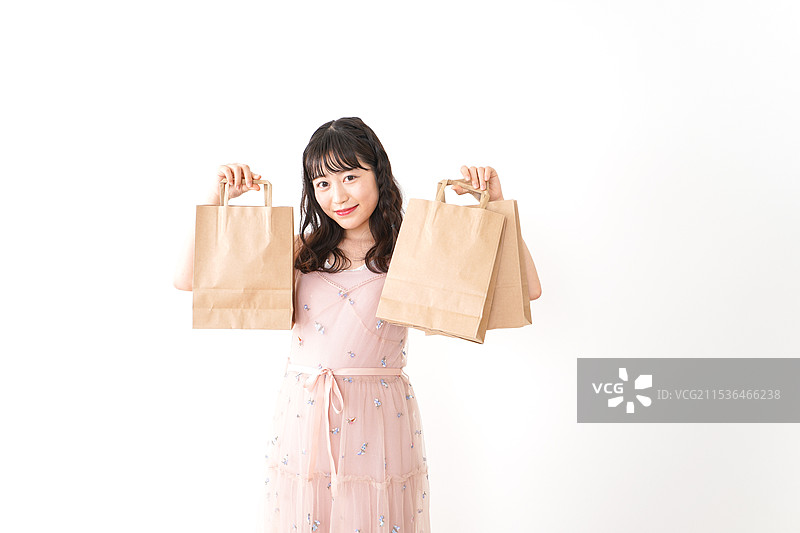 年轻女性在购物图片素材