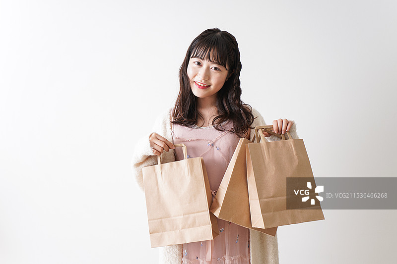 年轻女性在购物图片素材