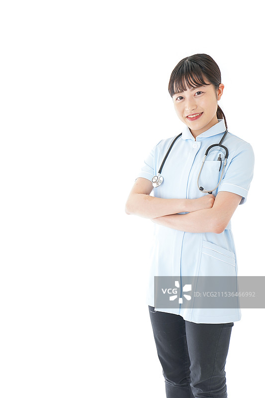 年轻护士双臂交叉图片素材