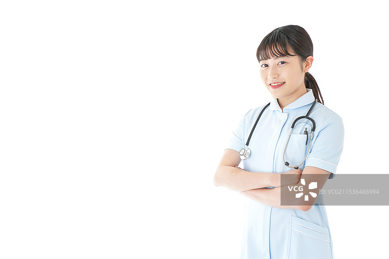 年轻护士双臂交叉图片素材