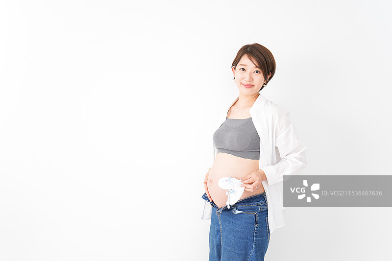 微笑的年轻孕妇图片素材