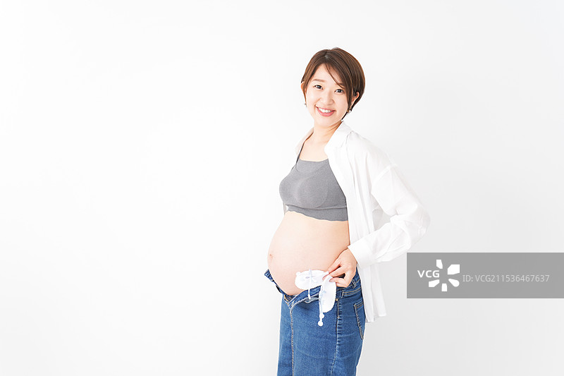 微笑的年轻孕妇图片素材