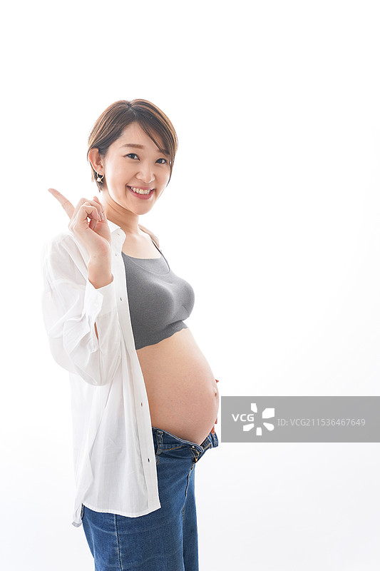 微笑的年轻孕妇图片素材