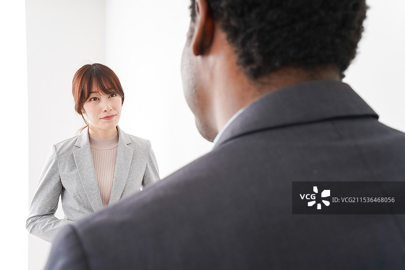 两位商务人士正在进行演示图片素材