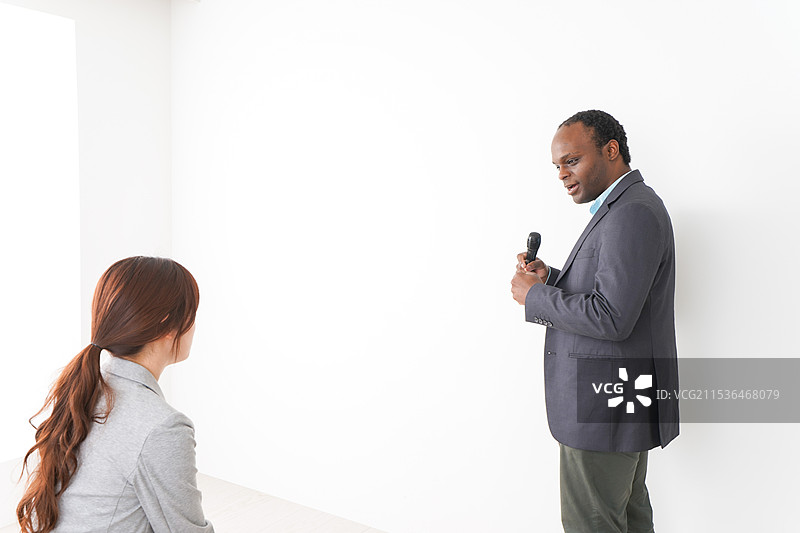 两位商务人士正在进行演示图片素材