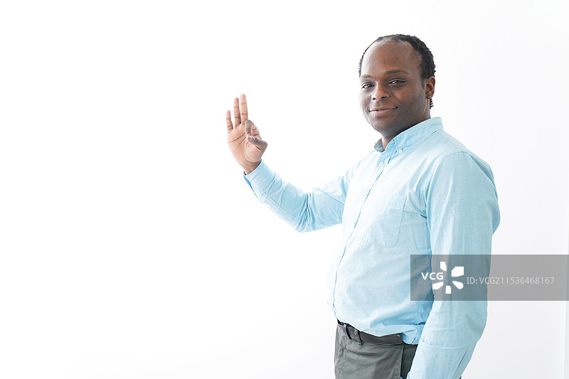 黑人做出“好”的手势图片素材