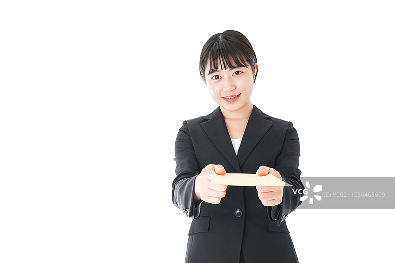 穿着西装的女商人递交文件图片素材