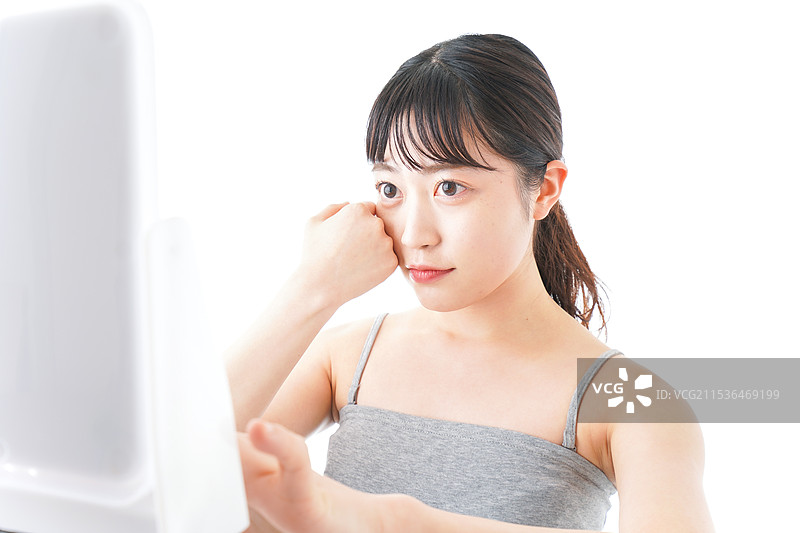 年轻女性在护理她的肌肤图片素材