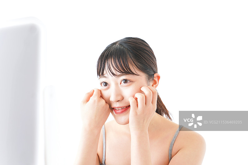 年轻女性在护理她的肌肤图片素材