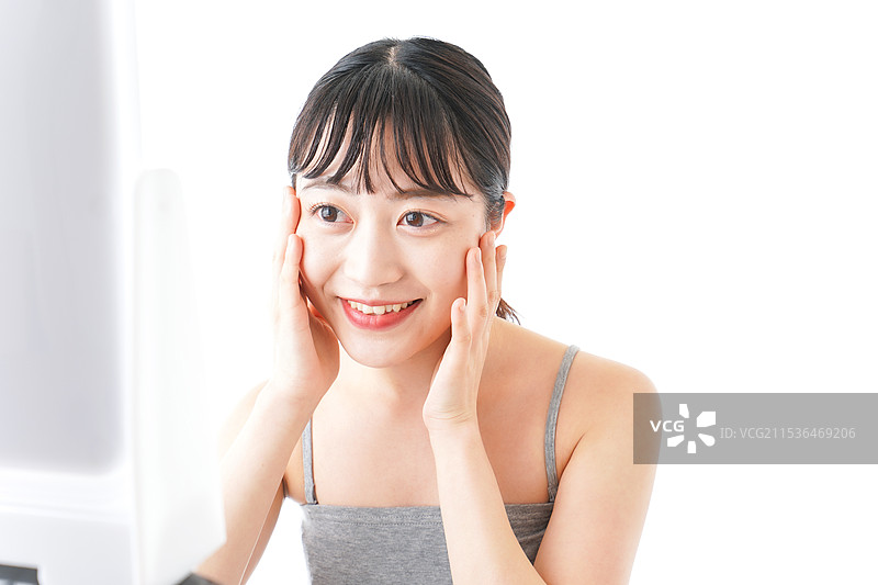 年轻女性在护理她的肌肤图片素材