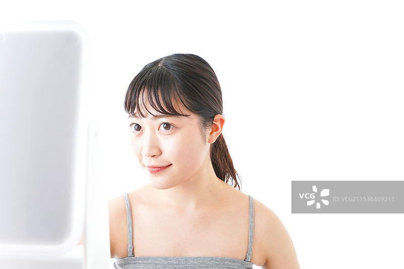 年轻女性在护理她的肌肤图片素材