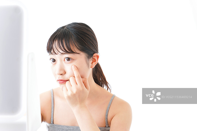 年轻女性在护理她的肌肤图片素材