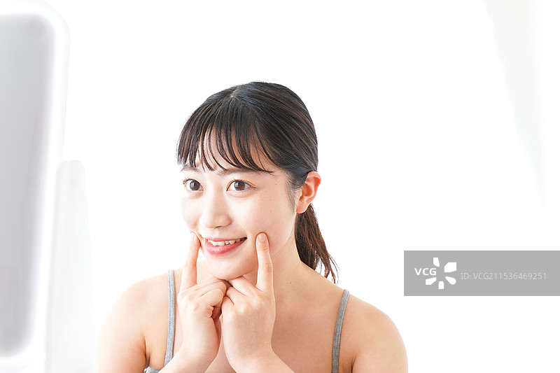 年轻女性在护理她的肌肤图片素材