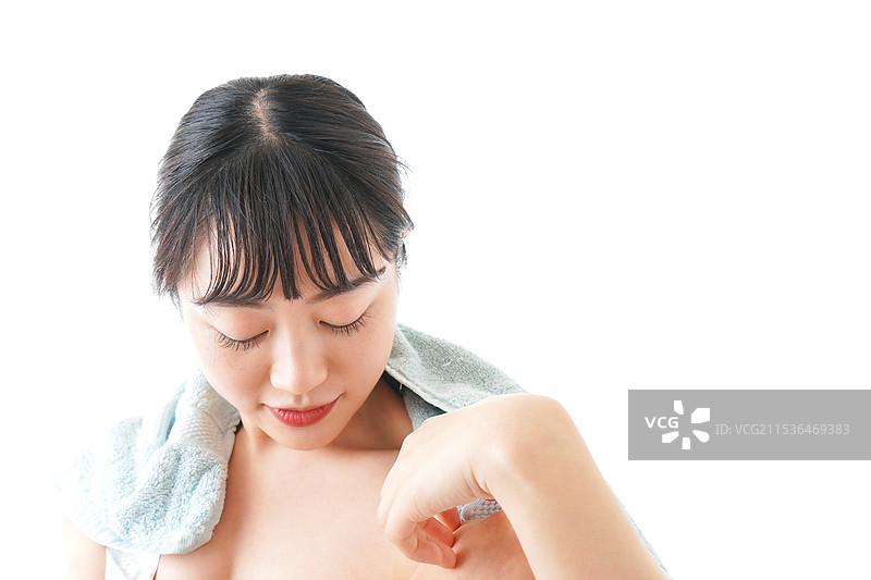 洗澡后的年轻女性图片素材