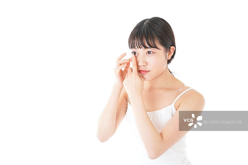 年轻女性在戴隐形眼镜图片素材