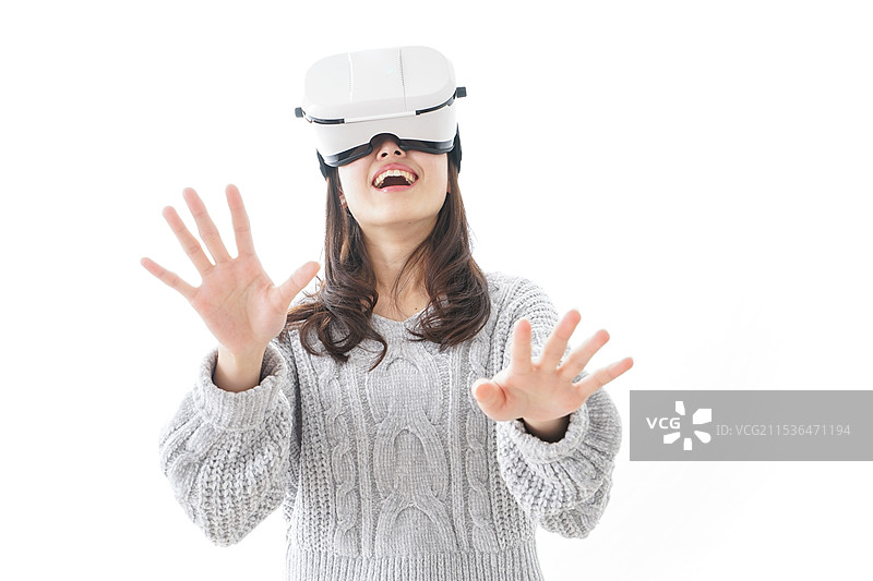 体验虚拟现实的女性图片素材