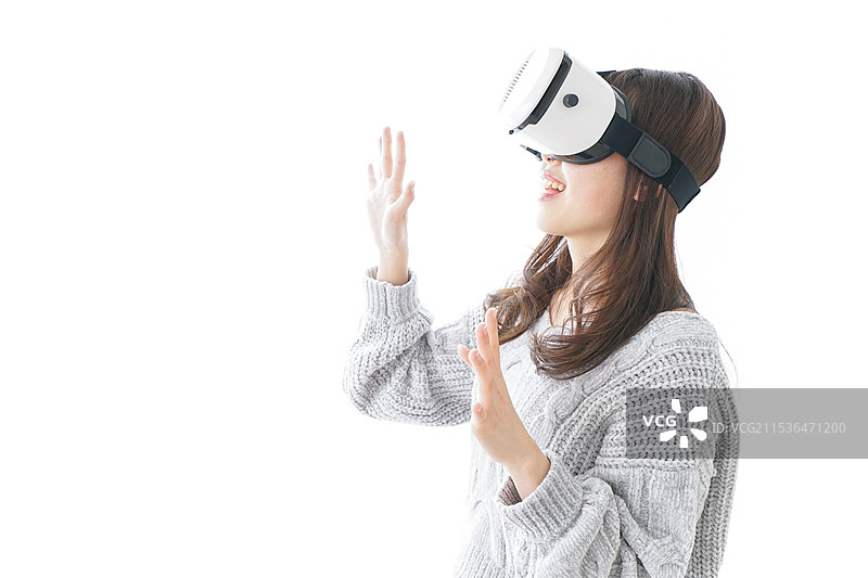 体验虚拟现实的女性图片素材