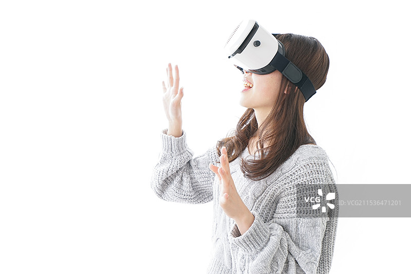 体验虚拟现实的女性图片素材