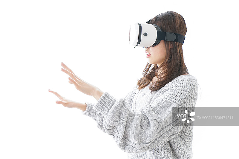 体验虚拟现实的女性图片素材