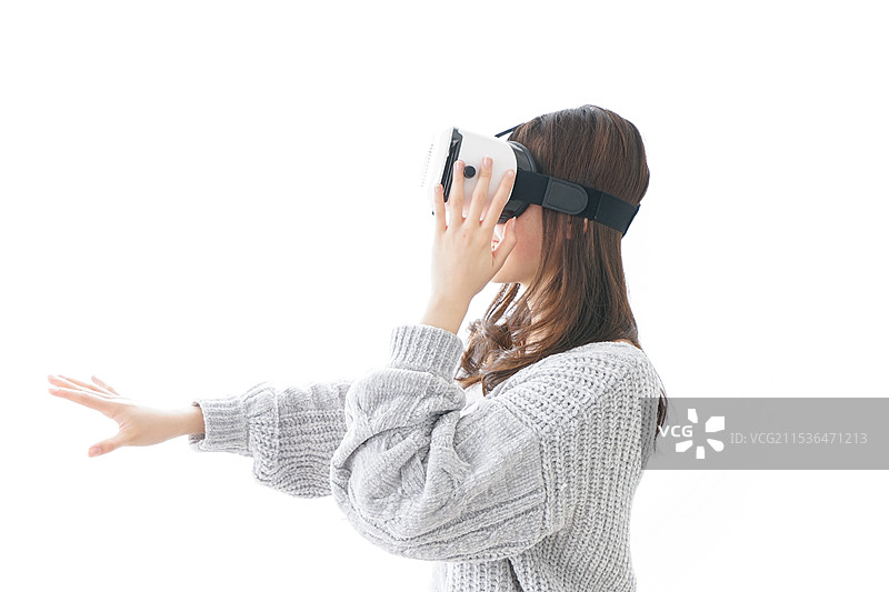 体验虚拟现实的女性图片素材