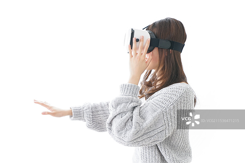 体验虚拟现实的女性图片素材