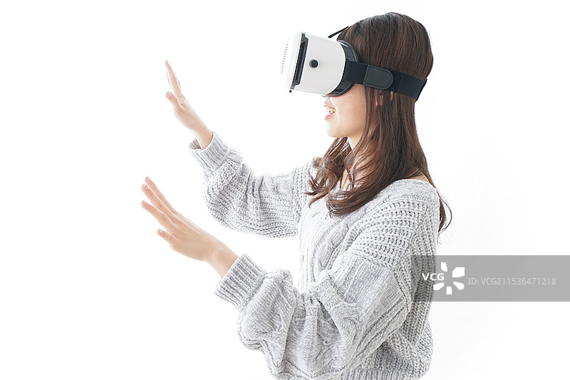 体验虚拟现实的女性图片素材