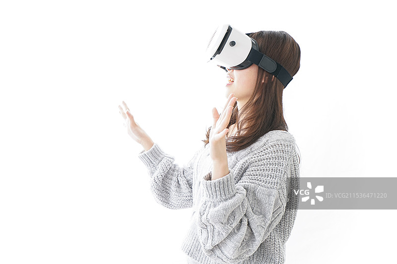 体验虚拟现实的女性图片素材