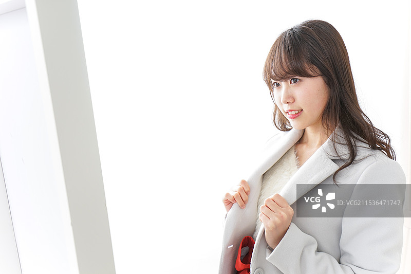 女人试穿衣服图片素材