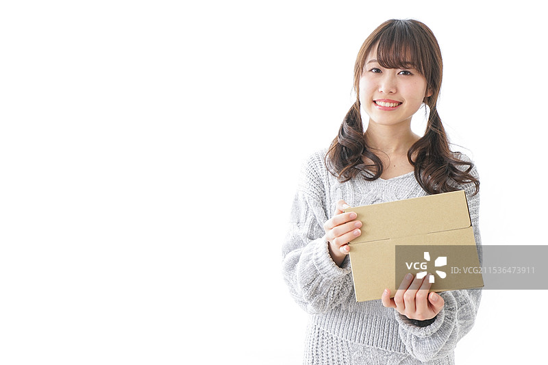 女性接收包裹快递图片素材