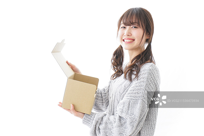 女性接收包裹快递图片素材